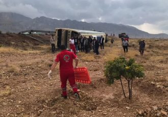 واژگونی اتوبوس درمحور روستای مبارک آباد استهبان – نی ریز، ۵ مصدوم برجای گذاشت