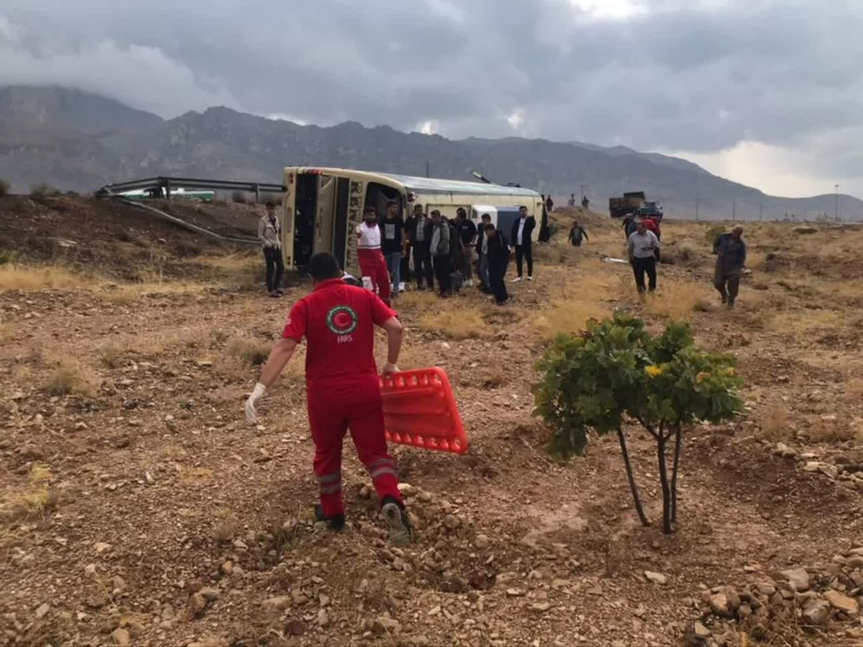 واژگونی اتوبوس درمحور روستای مبارک آباد استهبان – نی ریز، ۵ مصدوم برجای گذاشت